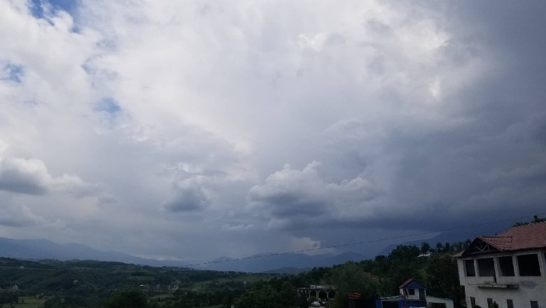 Temperatura të ulëta dhe reshje shiu, parashikimi i motit për sot 