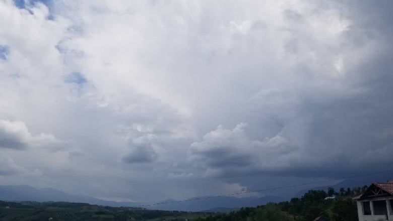 Ulje temperaturash dhe rrebeshe shiu, si do të jetë moti për sot 