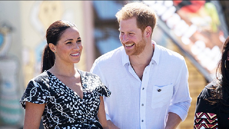 Meghan dhe Princ Harry thyejnë rregullat, puthen në publik (FOTO)