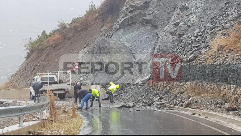 Shkëmbi buzë rrugës rrezikonte udhëtarët, punonjësit e bashkisë nisin punën për ta larguar