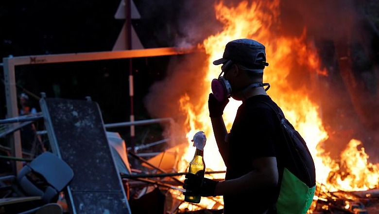 Hong Kong, 287 të arrestuar brenda natës, protestuesit armatosen me shpata dhe harqe me shigjeta