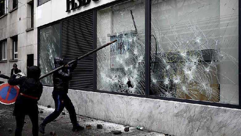 Në kremtimin e 1 vjetorit të protestave, Parisi 'mbytet' nga Jelekët e Verdhë (VIDEO)