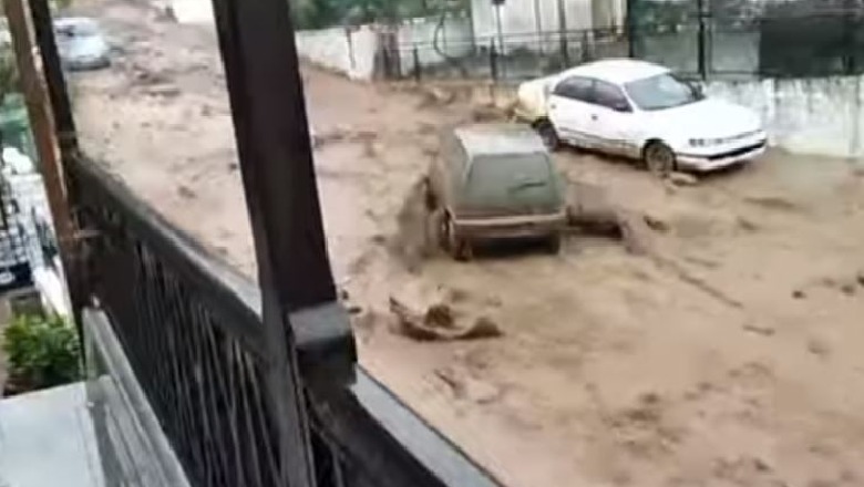 Greqia në gjendje të jashtëzakonshme, uji merr përpara njerëzit dhe makinat (FOTO)