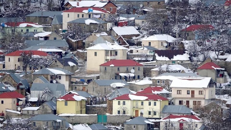 Kukësi 'pushtohet' nga ngricat, vështirësi në qarkullimin e makinave/ Hidhet kripë në rrugën e Kombit (FOTO)