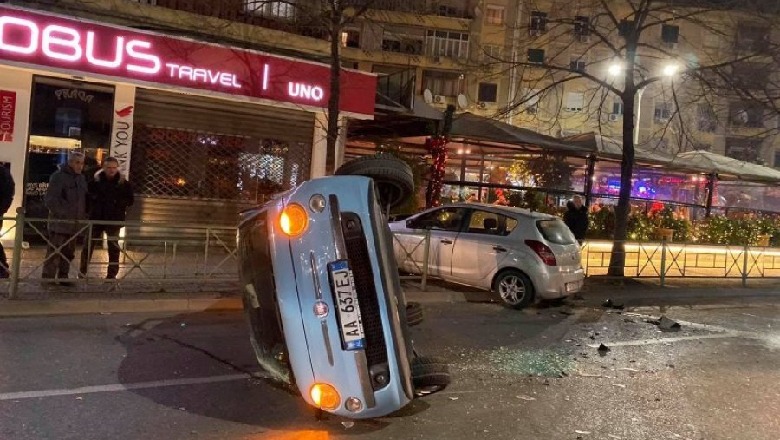 Përplasen dy makina te rruga e Durrësit/ Njëra kthehet përmbys, tjetra përfundon në trotuar (FOTO)