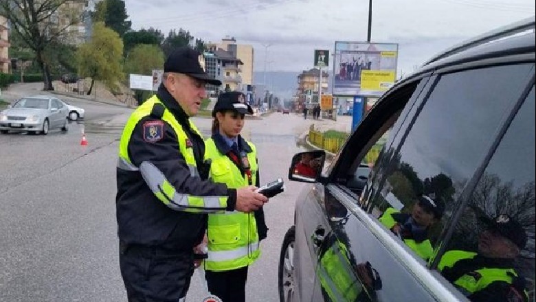 7 shoferë të arrestuar brenda 24 orëve! Bllokohet një makinë e vjedhur në Angli, pranga drejtuesit të autobusit në Bathore se ishte i pirë