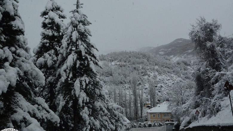 Dibër/ Moti i keq lë pa energji disa fshatra, probleme edhe me qarkullimin e makinave