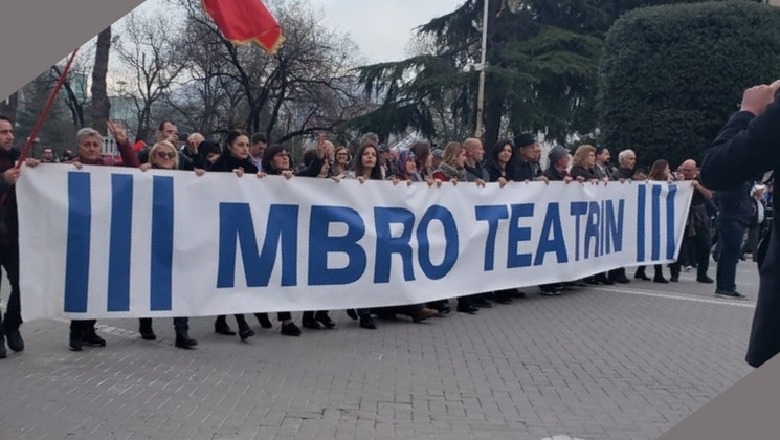 Disa nga artistët i bashkohen tubimit të Metës...nuk mungon parulla 'Mbro Teatrin'