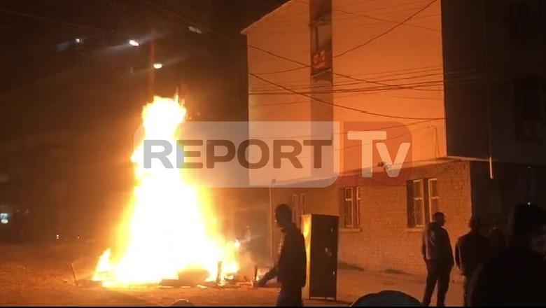 Dita e Verës/ Korçarët thyejnë rregullin e distancës, grumbullohen në zjarrin tradicional, disa shoqërohen në polici