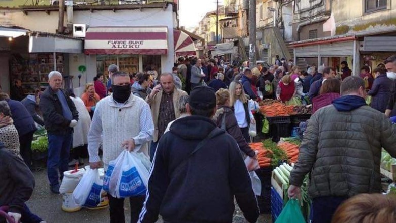 Çfarë populli pa tru! Rrezikon jetën për një tufë lakra!