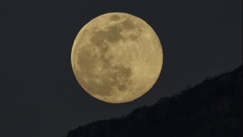 Pamje spektakolare, superhëna rozë ndriçon qiellin (FOTO)