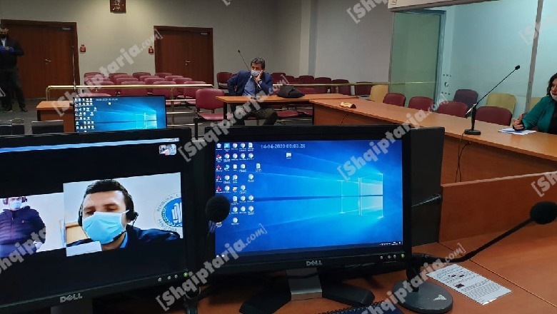 Seanca e parë me video-konferencë, të pandehurit për vrasjen e Devi Kasmit refuzojnë gjyqin online (VIDEO)