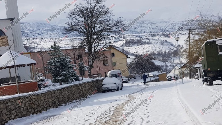 Koronavirusi nuk vjen vetëm, Kukësi zbardhet nga dëbora (FOTO)