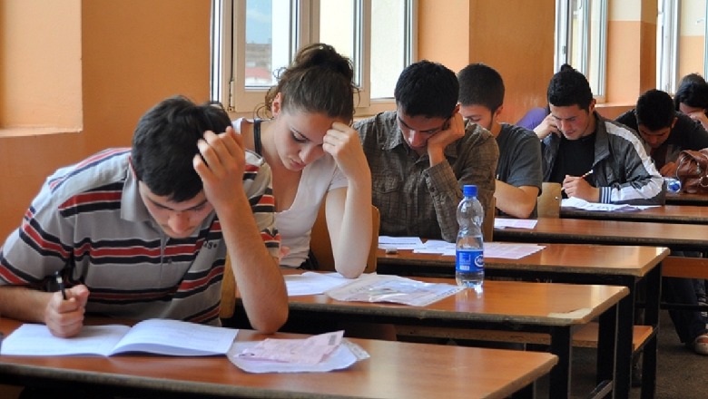 Nesër provimi i parë i Maturës Shtetërore, në një klasë 10 maturantë me distancë deri në 2 metër