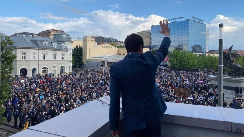 Përkrahësit e VV' protestë në distancë, Kurti i përshëndet nga ballkoni i qeverisë: Duam zgjedhje! (FOTO)