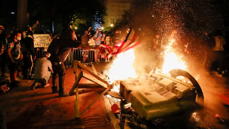 Nata e gjatë amerikane: Mijëra protestues në New York për vrasjen e Floyd