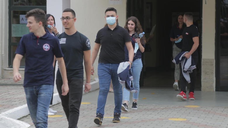 FOTO-VIDEO/ Puthje, përqafime e lot, maturantët dalin nga provimi i gjuhës së huaj