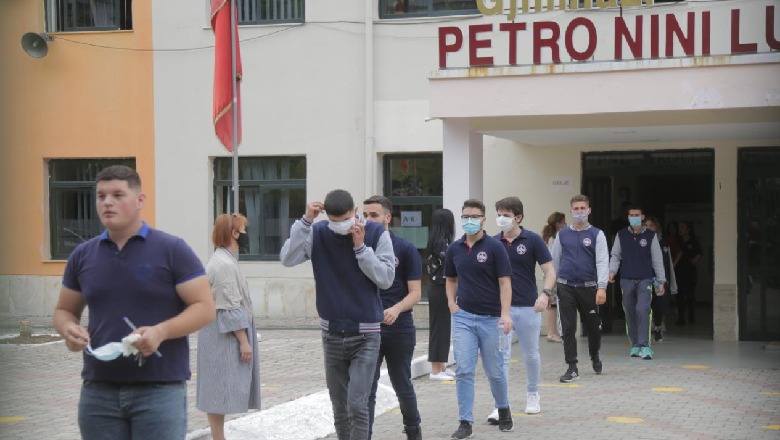 Provimi i parë, maturantët të 'armatosur' me maska e doreza brenda shkollës! Jashtë saj të grumbulluar dhe pa distancë 