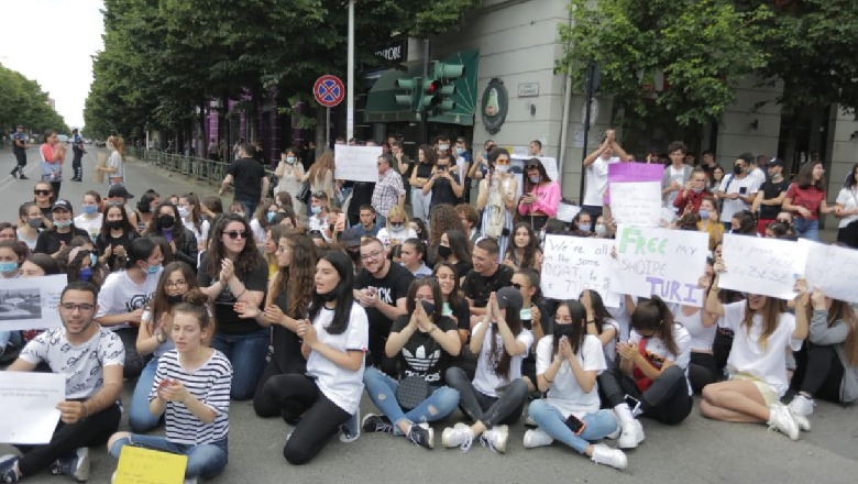 'Bojkot provimeve, nuk lëvizim nga ministria'! Maturantët peticion për testin e Gjuhës