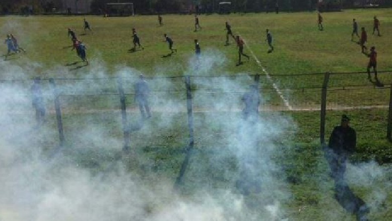 Tifozët e Delvinës s’pranojnë rezultatin, gjuajnë me gurë kundërshtarët! Plagoset në kokë një futbollit