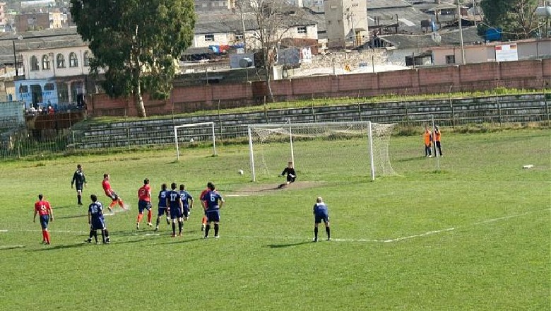 Gramsh/ Përsëri dhunë në futbollin shqiptar! Lojtari i Adës së Velipojës godet arbitrin, s'ishte dakord me penalltinë...përfundon në polici