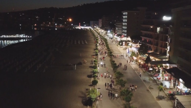 Rikthehen netët turistike në Shëngjin, pushuesit 'pushtojnë' shëtitoren e plazhit