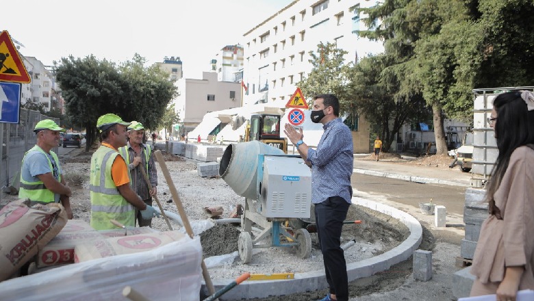 'Ballkone si në kafazet e kopshtit zoologjik'/ Veliaj-PD: Fasadat pronë e Bashkisë! Bulevardi 'Zogu i I' gati para festave të nëntorit! Monumenti i mbretit do zhvendoset