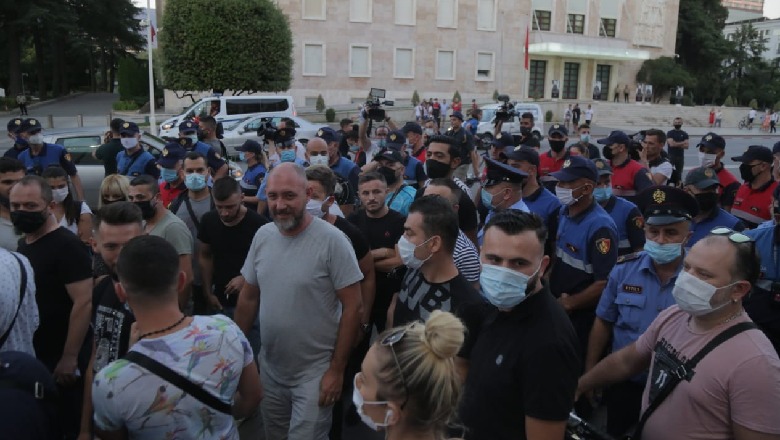 Mbyllja e lokaleve të natës, 12 të shoqëruar për protestën te Kryeministria, Elton Deda mesazh Ramës: Reflekto or mik se po shkojmë drejt gropës