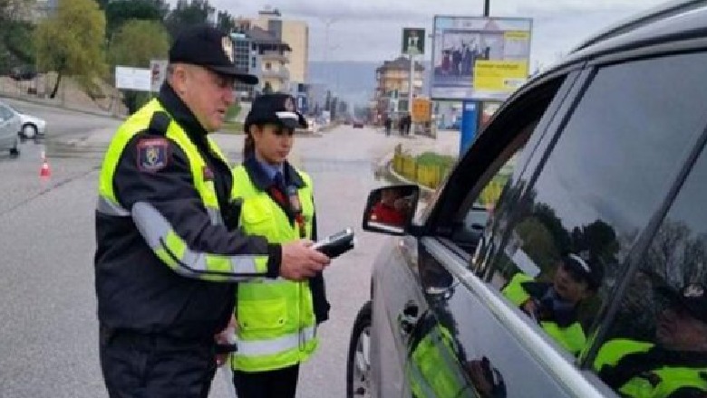 Drejtonin makinën në gjendje të dehur, policia arreston një grua dhe një burrë