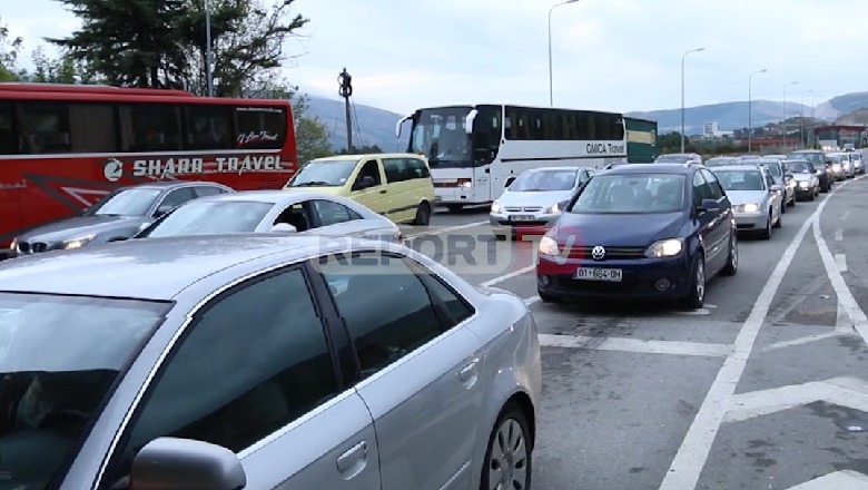 Ulet fluksi i makinave që futen në doganën e Morinës, shkak moti i keq dhe koronavirusi (VIDEO)