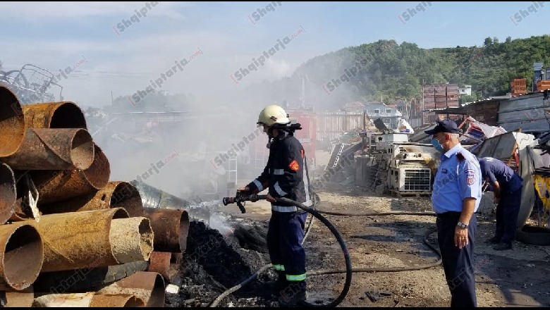 Shuhet flakët në pikën e grumbullimit të makinave, zjarri la pas ndotjen e mjedisit me tym të zi (VIDEO)