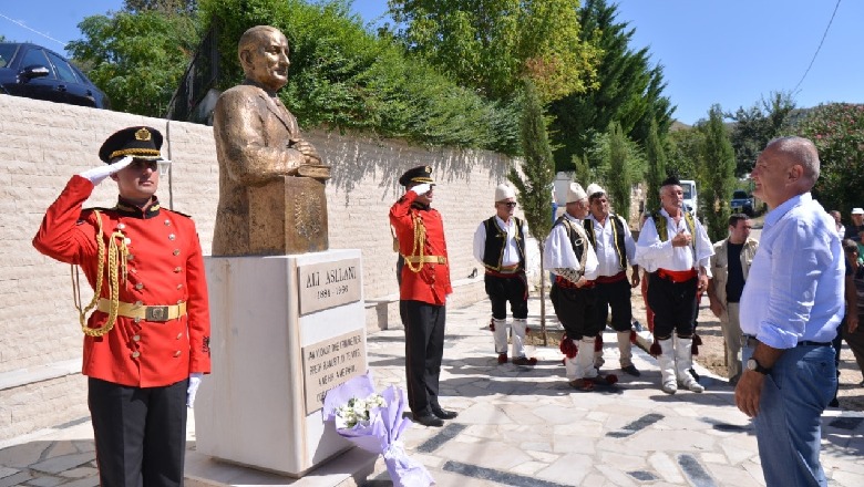 Presidenti Meta në Vajzë, nderon poetin Ali Asllani: A me hir a me pahir, doemos do rroj i lirë