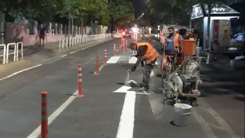 Siguria e nxënësve, Bashkia e Tiranës vendos vijëzimet dhe sinjalistikë të re nëpër shkolla (FOTO)