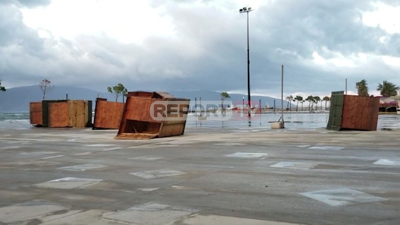 Shirat e rrëmbyeshëm dhe era e fortë dëmtime Vlorë! Pemë e kabina të rrëzuara në Lungomare (VIDEO)