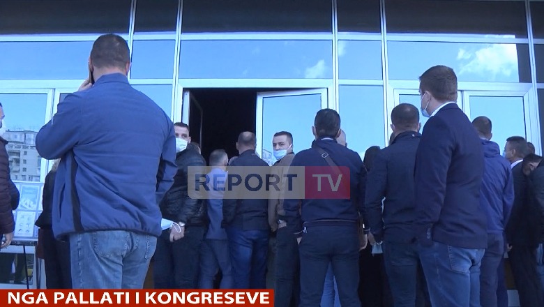 Kandidatët për agjent të BKH marrin përgjigjet e testit logjik në grumbull: Kemi një mal me korrupsion (VIDEO)