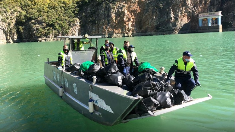 KESh pastron mbetjet në liqenet e Fierzës dhe Komanit/ Beci: Mjedisi i pastër, ndikim në ekonomi dhe turizëm (Foto)