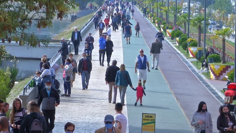 Parku i liqenit, oazi ku qytetarët ‘çlirohen’ nga maska, të moshuarit: Vetëm këtë mos na e mbyllni (VIDEO)