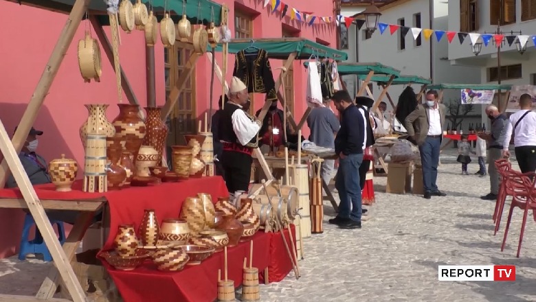 Artizanët dhe grupet polifonike 'pushtojnë' Vlorën! Këngë labe, zeje dhe tipologji instrumentesh takohen në festë (VIDEO)