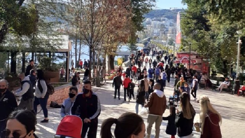 Dyndjet e njerëzve pa maskë te liqeni, Manastirliu: Nuk po e marrim seriozisht rrezikun!