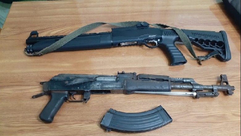 Bulqizë, kapet me kallashnikov dhe shotgun, në pranga një 20-vjeçar! Arrestohen dhe dy shokët e tij