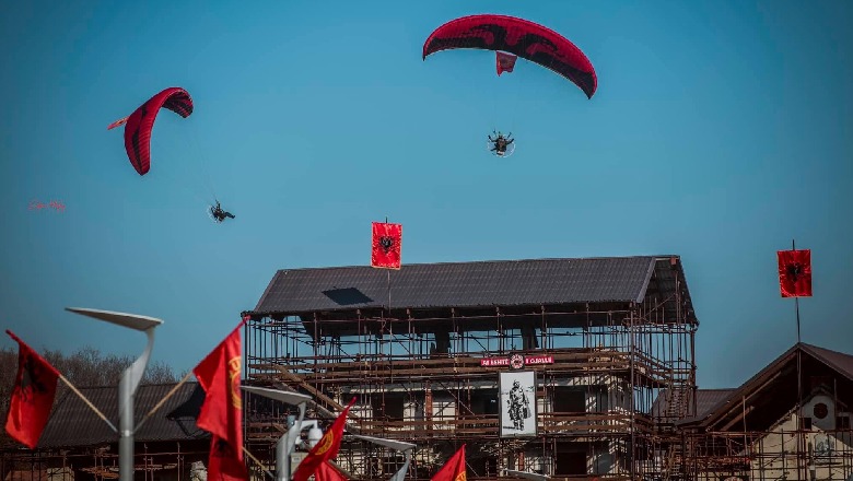 FOTOLAJM/ Mbulohet kuqezi qielli mbi Kompleksin Memorial 'Adem Jashari': Lavdi Dëshmorëve