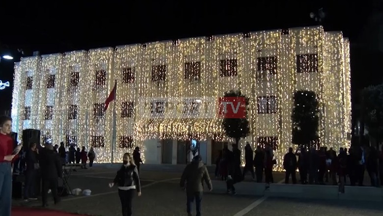 Atmosfera e festave trokasin në qytetin e Lezhës dhe Fierit! Kryebashkiakët 'sfidojnë' pandeminë (VIDEO)