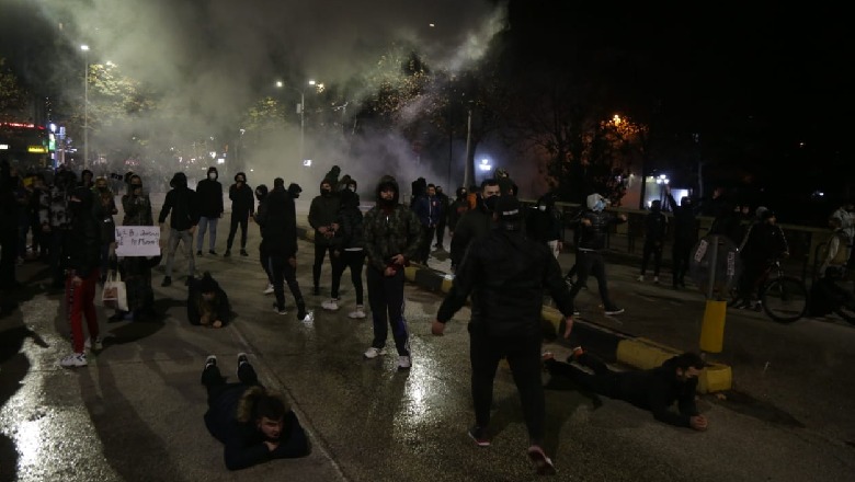 Protestat për vrasjen e Klodjan Rashës në Tiranë/ Jepen 67 masa sigurie për të arrestuarit, 15 arrest me burg dhe 17 në shtëpi, lirohen 35 të tjerë