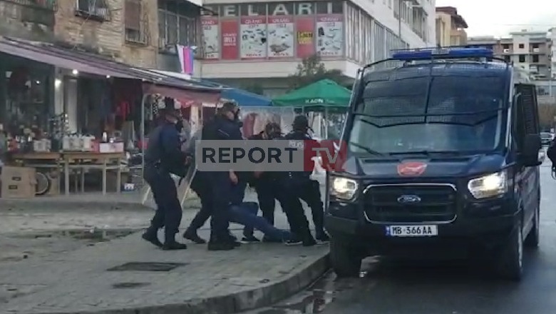 Me gërshërë në dorë kërcënoi se do dëmtonte veten me bombol, policia: I riu në Vlorë me probleme mendore, sillte shqetësime! Pasi u kap, u shoqërua në spitalin psikiatrik