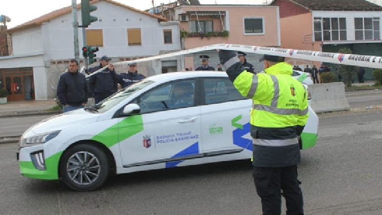 Me familjen në makinë, nuk i ndalon policisë! Oficeri i SHÇBA kanos 2 policë bashkiakë! Pezullohet nga detyra