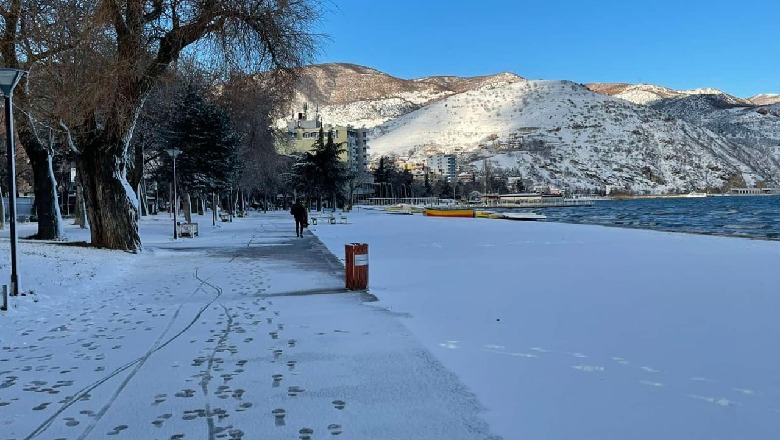 Borë e ngrica, pamjet fantastike të liqenit të Pogradecit (FOTO)