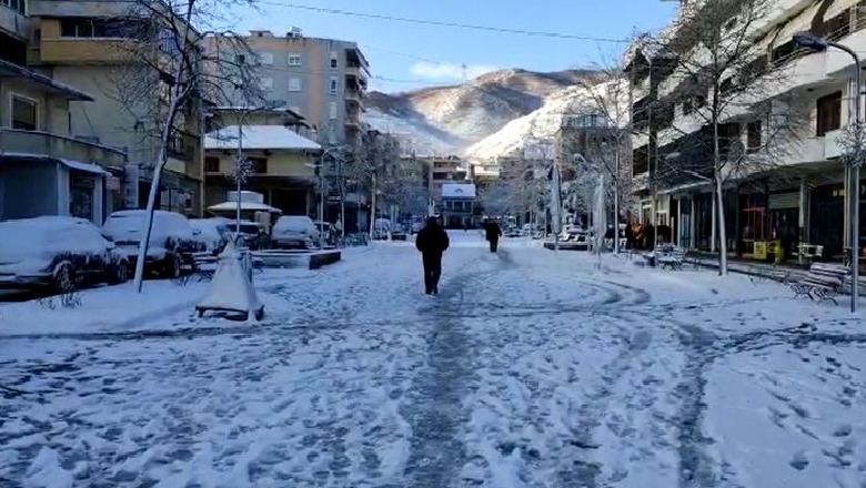 Moti i keq në Pogradec/ Pa energji elektrike disa fshatra, e bllokuar Bishnica