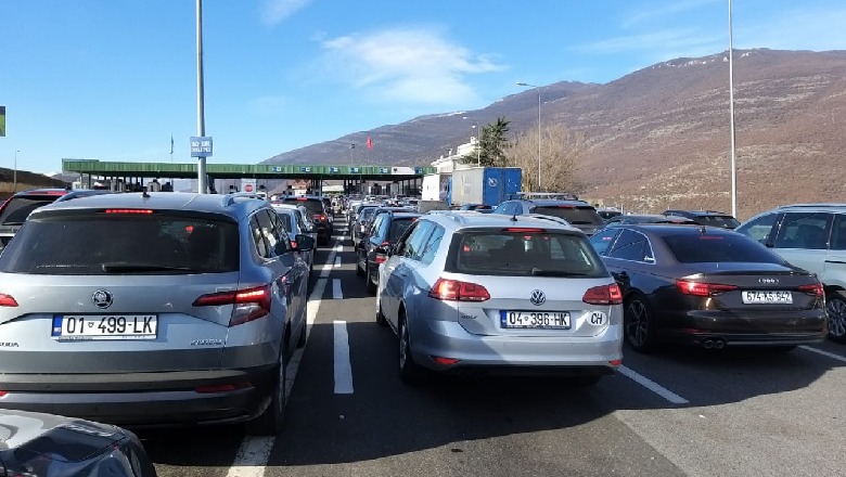 Nuk pyesin për COVID, 12 mijë shqiptarë të Kosovës dynden drejt Shqipërisë, krijohen radhë të gjata mjetesh në Morinë