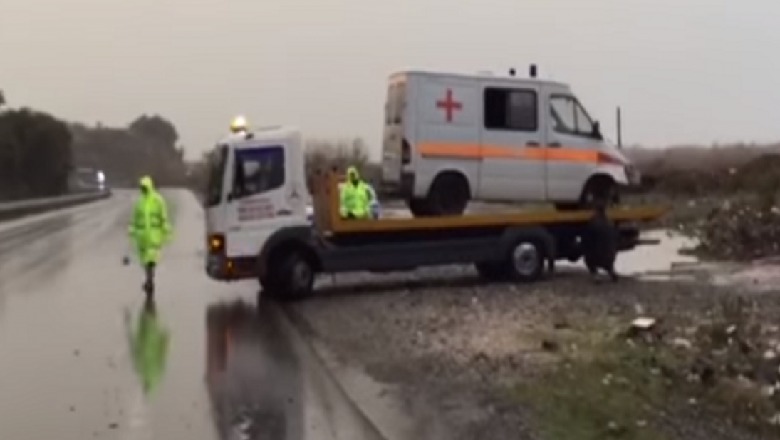 Moti i keq shënon viktimën e parë! Aksidentohet ambulanca në Maminas, humb jetën e moshuara, po dërgohej në spital në Tiranë pasi ishte me COVID