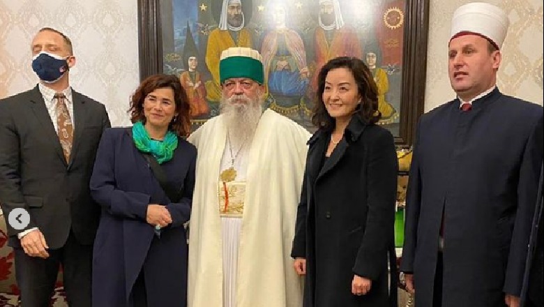 'Shumë e këndshme të shkëmbenim urime për Nevruz', ambasadorja e SHBA publikon foto nga takimi me Baba Mondin dhe Myftiun Spahiu